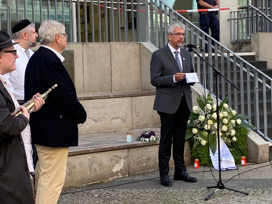Solidaritätsveranstaltung auf dem Synagogenplatz. Pfarrer Michael Manz hält eine Rede. - Online-Redaktion