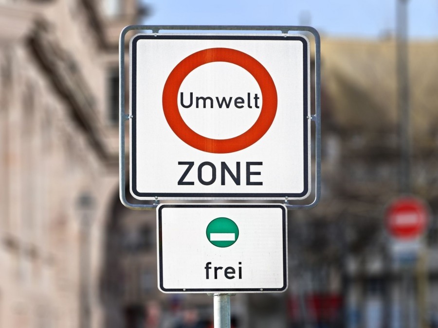 Verkehrsschild Umweltzone und Frei für Grüne Plakette im Stadtgebiet. Maßnahmen zur Luftreinhaltung. - Canva