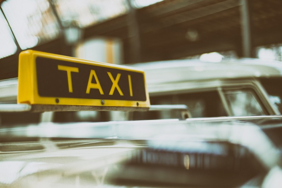 Taxi mit Taxischild auf dem Dach, Fahrgastbeförderung, Fahrgäste, Taxifahrer - Pixabay