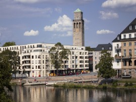Stadthafen Mülheim an der Ruhr mit ansässiger Gastronomie und dem Rathausturm im Hintergrund - Quelle/Autor: MST GmbH/Eva Härtel