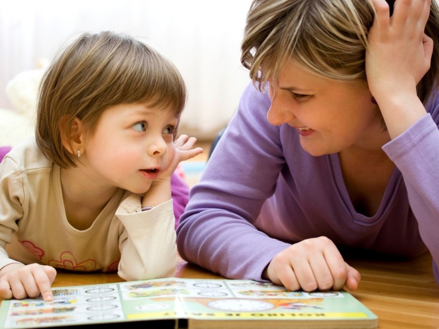 Kind und Tagespflegeperson lesen zusammen im Bilderbuch. Kindertagespflege, Bücherausweis, vorlesen - Canva