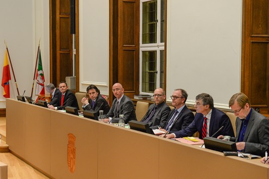 Sitzung des Rates der Stadt im Ratssaal. Oberbürgermeister Ulrich Scholten. Rathaus. 10.12.2015 Foto: Walter Schernstein