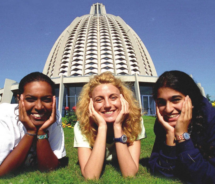 Drei junge Frauen mit unterschiedlichen Hautfarben lächelnd vor einer Moschee. Der Islam und die Toleranz: Das Zusammenleben der Religionen in der Geschichte und die Chancen für ein gelingendes Miteinander in der Gegenwart
