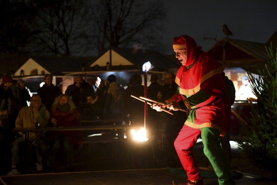 Broschen Schlossweihnacht: Das Foto zeigt einen Gaukler, der mit Fackeln jongliert. - PR-Fotografie Köhrimg