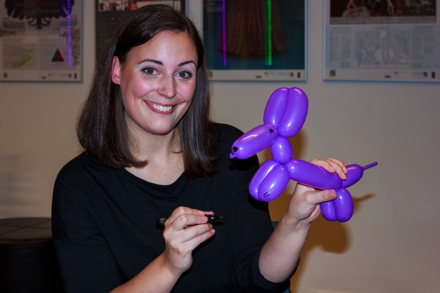 Sandra Da Vina hat neben ihrer großen Lust am Poetry Slam auch Spaß am fabrizieren von Luftballontierchen.