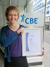 Eva Winkler, Qualitätsbeauftragte des CBE freut sich über die Verleihung des Qualitätssiegels der Bundesarbeitsgemeinschaft der Freiwilligenagenturen (bagfa)