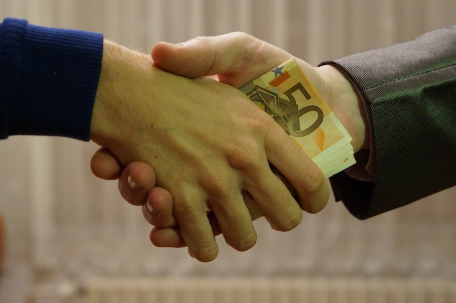 Handschlag mit Geldscheinen, Korruption, Antikorroptionsbeauftragte - Pixabay