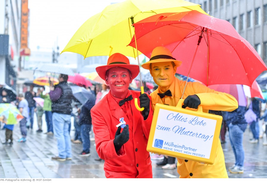 Mülheim mittendrin: Das Stadtfest nahm den Regen sportlich. Das Duo Smarties sorgte trotz des Wetters für gute Stimmung. - PR-Fotografie Köhring  MST GmbH