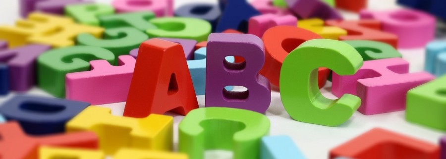 Lesen und Schreiben, ABC, bunte Buchstaben. Die Sprachtherapeutische Beratungsstelle des Gesundheitsamtes hilft bei Sprach-, Sprech- und Stimmstörungen. - Pixabay