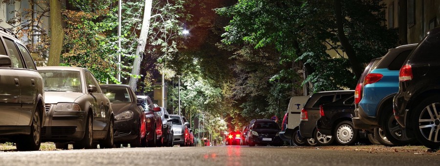 Abendstimmung, Straße in der City mit geparkten Autos. Nach einemDiebstahl von Kennzeichenschildern muss eine Anzeige bei der Polizei erfolgen. - Pixabay