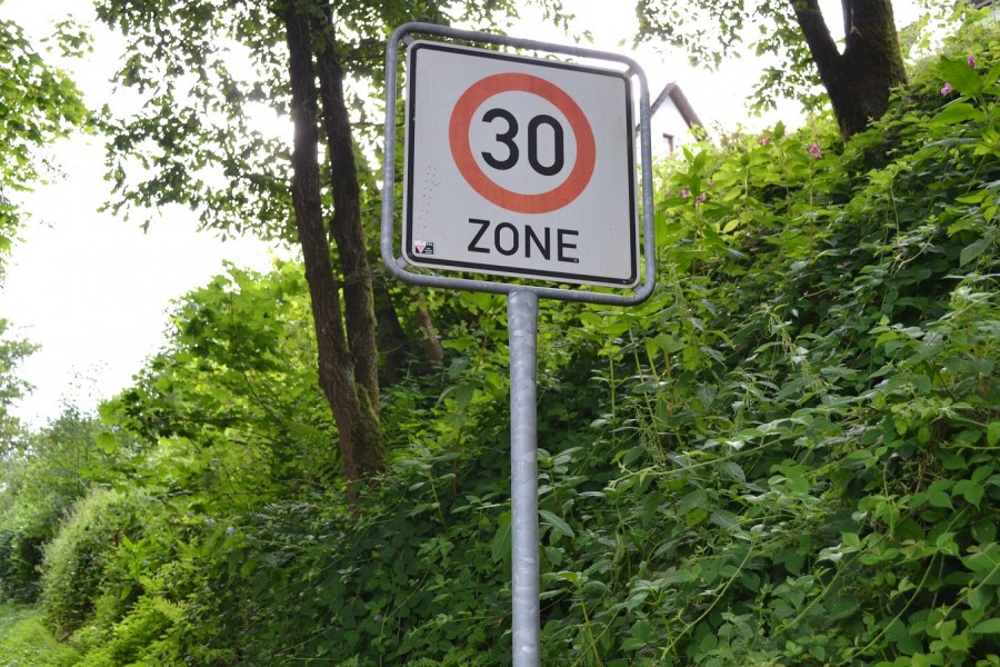 Anliegerstraße mit Tempo 30-Zone in Mülheim an der Ruhr. - Bild von allinonemovie auf Pixabay