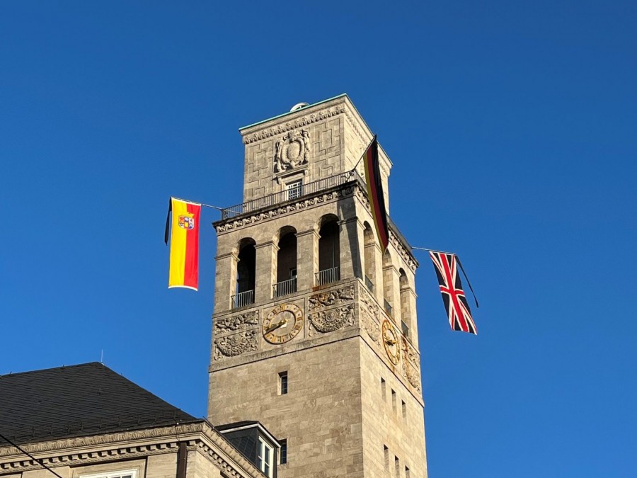Trauerbeflaggung anlässlich des Staatsbegräbnis von Königin Elizabeth II. Auf dem Bild ist der Rathausturm Mülheim mit den Flaggen Großbritanniens, Deutschlands und des Stadtwappens Mülheims abgebildet. - Cristina Batti