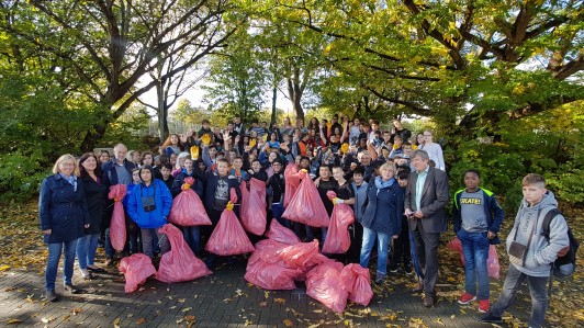 Schüler und Schülerinnen der Gesamtschule Saarn haben bei der Aktion Mülheim räumt auf mitgemacht und jede Menge Müll im Umkreis ihrer Schule gesammelt.
