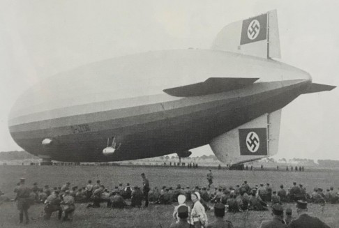Der Zeppelin LZ 130 bei der Landung auf dem Flughafen Essen-Mülheim (1939) - Stadtarchiv