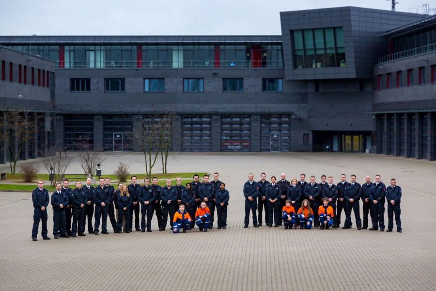 Mitglieder beider Löschzüge mit Mitgliedern der Jugendfeuerwehr - Feuerwehr Mülheim