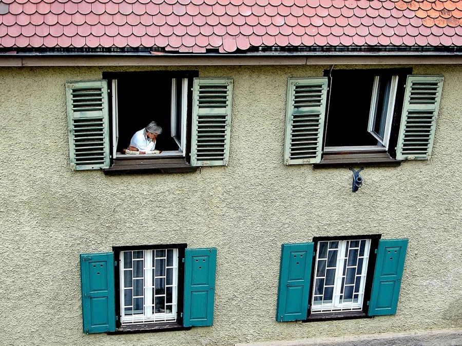 Frau an einem geöffneten Fenster, alle anderen Fenster an der Hauswand sind geschlossen. Einladung zum Vortrag: Mein Nachbar hat Alzheimer - Was kann ich tun - Pixabay