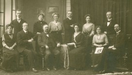 Die elf Geschwister des Rektors Wilhelm Klewer (3. von links, sitzend)