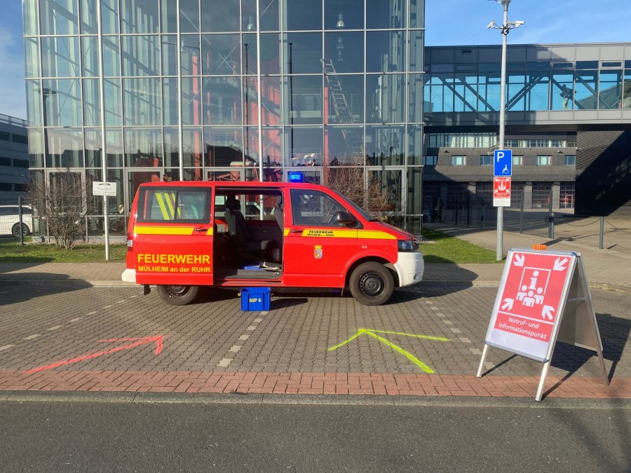 An den 16 Notfall- und Informationspunkten (NIP) steht ein Einsatzfahrzeug mit eingeschaltetem Blaulicht. - Feuerwehr Mülheim an der Ruhr