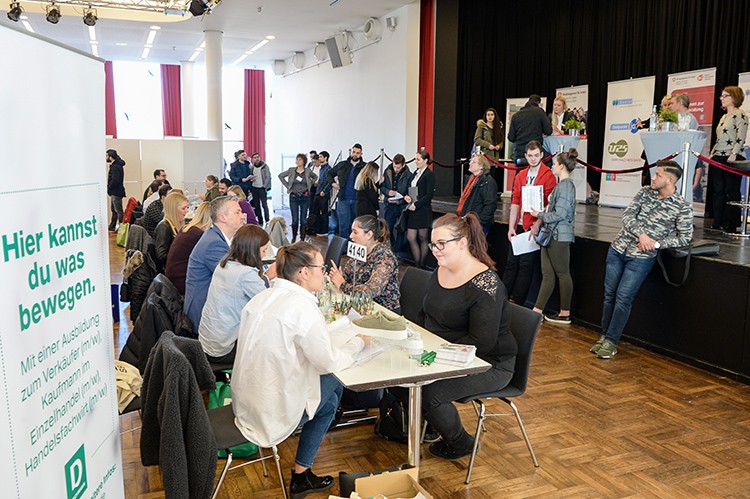 Auszubildende. Azubi-Speed-Dating 2018  Zeig Dein Talent. Azubi-Speed-Dating der Sozialagentur Jobcenter Mülheim an der Ruhr in Kooperation mit der Agentur für Arbeit. Stadthalle. 22.02.2018 Foto: Walter Schernstein - Walter Schernstein