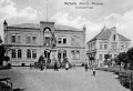 Postkartenansicht des Rathauses Heißen mit Kaiser-Wilhelm-Denkmal (rechts das Wohnhaus des Bürgermeisters)