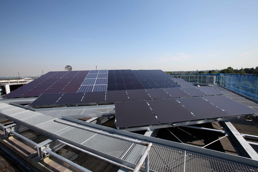 Solaranlage mit fünf unterschiedlichen Photovoltaik  Modulen - Max-Planck-Institut für Chemische Energiekonversion