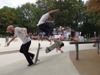 Das Foto zeigt 2 Skateboardfahrer beim Skatecontest an der Südstraße am 03.09.2016. 