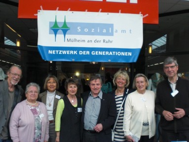Besuch der Bürgermeisterin Renate aus der Beek und des AGB-Vorsitzenden Alfred Bayer am Netzwerkstand mit Netzwerklern bei der Seniorenmesse 2013  