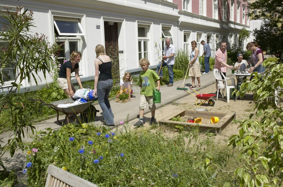 Nachbarschaftliches Gärtnern:  In vielen Quartieren engagieren sich Anwohner für mehr Grün und übernehmen Patenschaften für öffentliche Beete, Verkehrsinseln und Parks. - Netzwerk Nachbarschaft