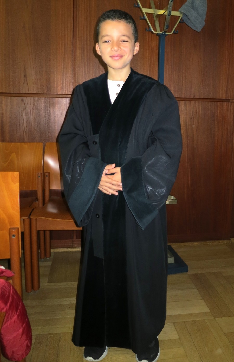 Eppinghofer Grundschulkind trägt die Robe der Richterin, im Rahmen des Vorleseprojektes Wenn ich einmal groß bin im Amtsgericht Mülheim an der Ruhr.