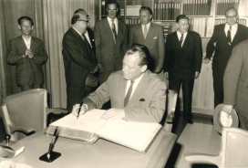 Willy Brandt trägt sich nach einer kommunalpolitischen Tagung in das Goldene Buch der Stadt ein (1960) - Stadtarchiv