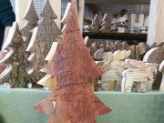 Bildausschnitt mit weihnachtlichen Figuren und Tannen aus Holz beim Mülheimer Kreativ-Markt. - Quelle/Autor: Silke Steinen