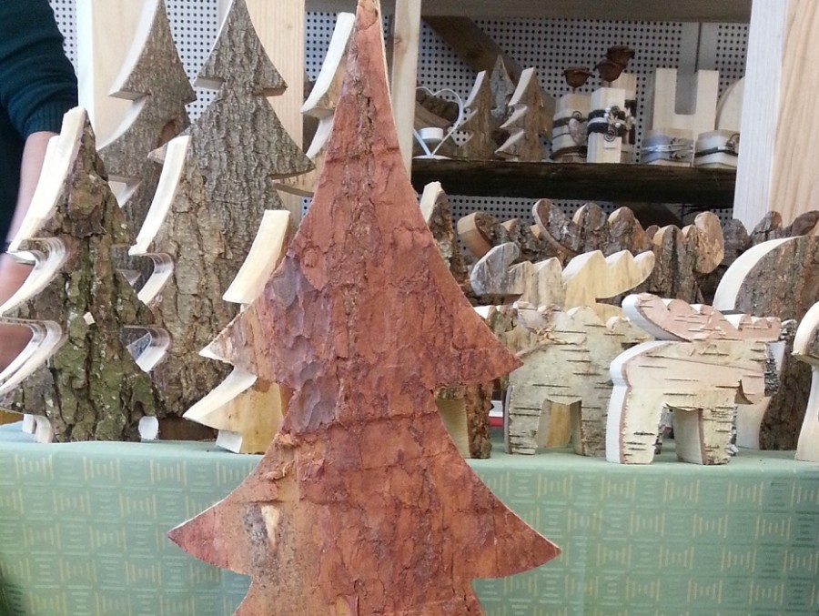 Bildausschnitt mit weihnachtlichen Figuren und Tannen aus Holz beim Mülheimer Kreativ-Markt. - Silke Steinen