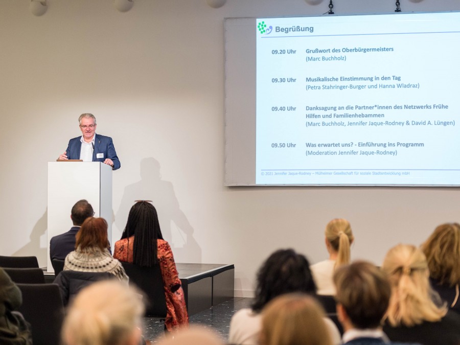Beim 10 Jährigen Jubiläum Netzwerk Frühe Hilfen begrüßt Oberbürgermeister Marc Buchholz das Publikum. Stadthalle - Online Team, Referat I - Helena Grebe Beim 10 Jährigen Jubiläum Netzwerk Frühe Hilfen begrüßt Oberbürgermeister Marc Buchholz das Publikum. Stadthalle - Online Team, Referat I - Helena Grebe