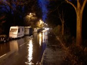 Aufgrund einer Überflutung ist die Straße Nachbarsweg zwischen Hausnummer 130 bis 150 im Mülheimer Stadtteil Saarn gesperrt.