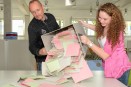 Wahlen: Aussschütten der Wahlbriefe, Stimmzettel