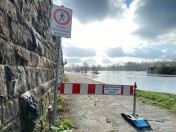 Aufgrund des zu erwartenden Hochwassers werden an der Ruhr erste Absperrungen zur Sicherheit aufgestellt. Das Foto zeigt eine dieser Absperrungen am Leinpfad.