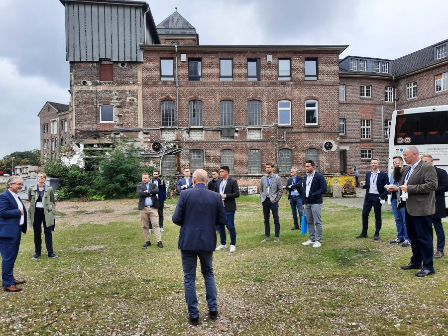 Oberbürgermeister Marc Buchholz (links im Bild) mit interessierten Investoren und Entwicklern auf dem ehemaligen Lindgensgelände. Im Hintergrund das Gebäude der alten Lederfabrik. - Paul-Richard Gromnitza