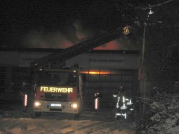 Die Berufsfeuerwehr wurde um 19:33 Uhr durch die Brandmeldeanlage in einem großen Gebäudekomplex an der Saalestraße alarmiert. In diesem Gebäudekomplex ist neben einer KFZ-Werkstatt und verschiedenen anderen Firmen das Berufsbildungswerk untergebracht.