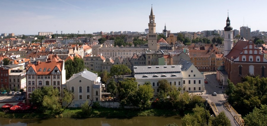 Luftbild derOppelner Innenstadtmit Kathedrale, Rathaus, Woiwodschaft undPiastenturm - Pixabay
