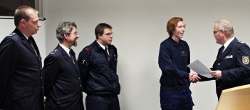 Feuerwehrleiter Burkhard Klein beförderte Kolleginnen und Kollegen der Berufsfeuerwehr Mülheim an der Ruhr
