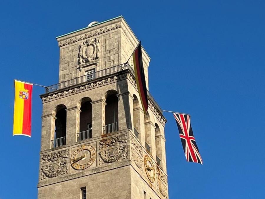 Beflaggung des Rathausturum mit der englischen Flagge und der Stadtflagge. - Cristina Batti