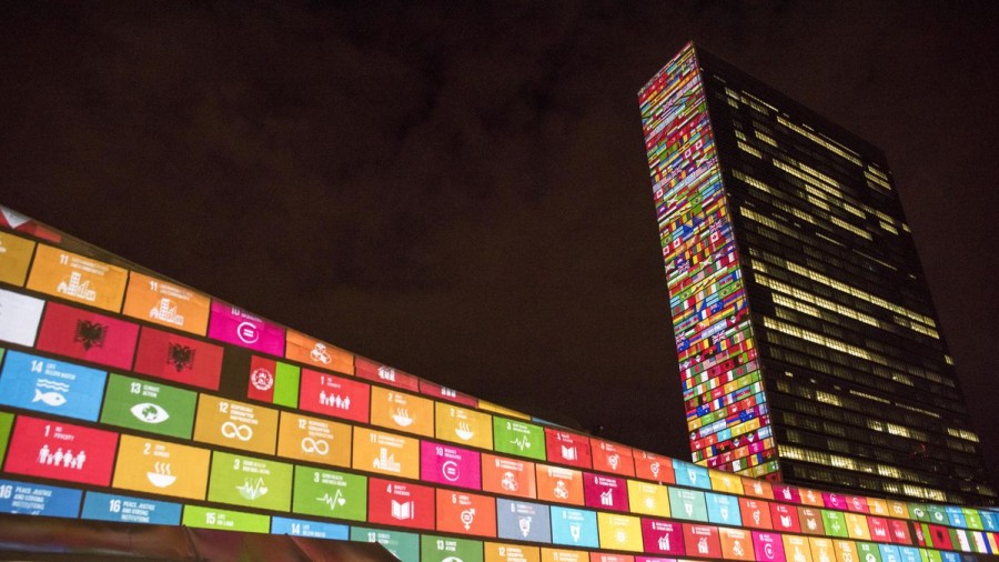 Projektion der Ziele für nachhaltige Entwicklung (SDGs) auf dem UN-Hauptquartier in New York. - UN Photo/ Cia Pak