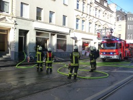 Feuerwehr bei den Löscharbeiten. Es brannte in einem Ladenlokal. Eine Ausbreitung auf weitere Gebäudeteile konnte verhindert werden.