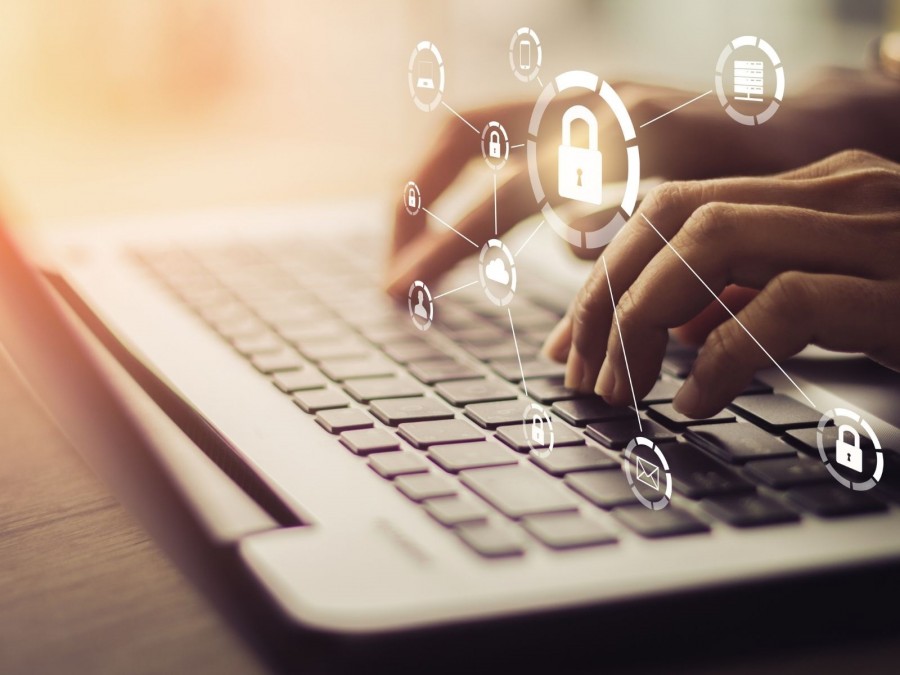 Hände einer Person an der Tastatur eines Laptops, Symbol-Schlösser schweben im Bild. Internetzugang, Computer, Sicherheit, - Canva Hände einer Person an der Tastatur eines Laptops, Symbol-Schlösser schweben im Bild. Internetzugang, Computer, Sicherheit, - Canva