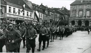 Aufmarsch der SA auf dem Rathausmarkt in Mülheim an der Ruhr (1933) - Stadtarchiv