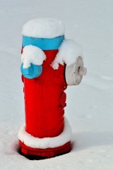 Zugeschneiter Hydrant, diese müssen bei Eis und Schnee freigehalten werden - Pixabay