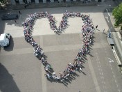 Mülheimer Liebesbild 2022 - Schulkinder zeigen Herz auf dem Rathausmarkt