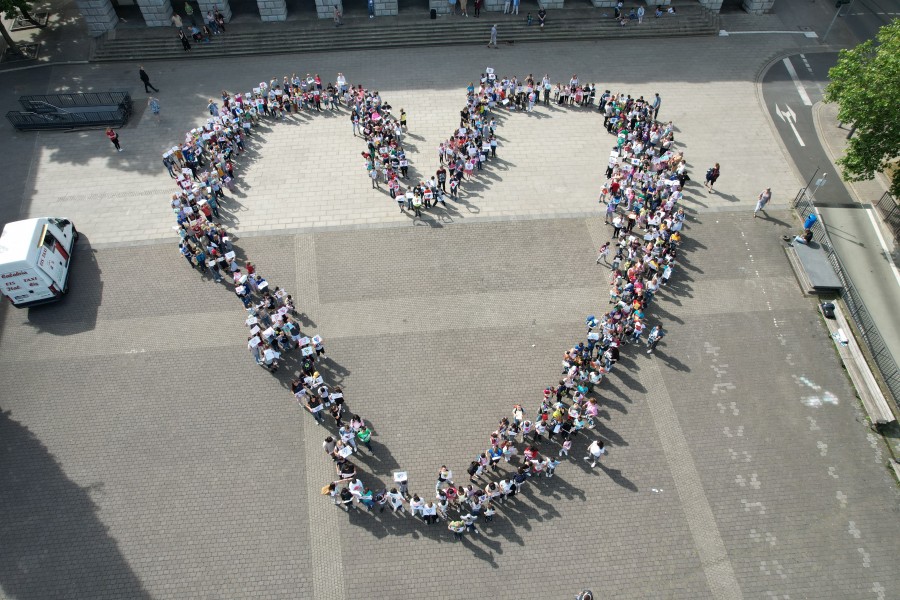 Mülheimer Liebesbild 2022 - Schulkinder zeigen Herz auf dem Rathausmarkt - Stadt Mülheim an der Ruhr - Amt 60