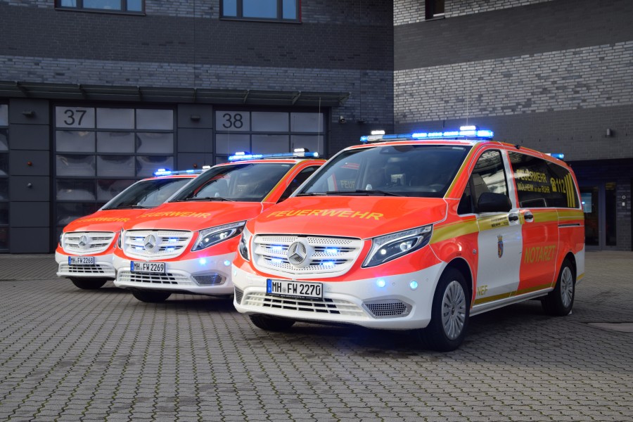 Notarzteinsatzfahrzeuge der Feuerwehr, die in besonderen Fällen jeweils eine Notärztin oder einen Notarzt von einem der beiden Mülheimer Krankenhäuser direkt zu den Patientinnen bringen. - Feuerwehr Mülheim  Thorsten Drewes