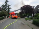 Drehleiter des Einsatzwagens ist ausgefahren. Vier Verletzte bei Dachstuhlbrand in Saarn. Ein Übergreifen des Feuers auf das Nachbargebäude konnte verhindert werden.